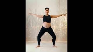 kareena kapoor 5 month pregnant doing yoga