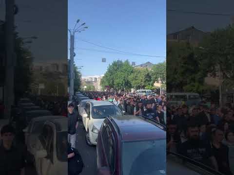    Դեպի Հանրապետության հրապարակ երթը այս պահին Աբովյան փողոցում է