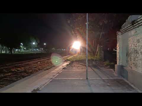 Alco (8231)+ Gr- 12 (6596) con un Tren Cargado a su paso por "Estación Fernández" en plena noche 🚂🌃