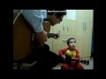 Отличный дуэт отца и двухлетнего сына исполняет песню Битлз 