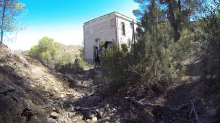 preview picture of video 'Senderistas y ciclistas saliendo del Cañón de Almadenes saltando valla'