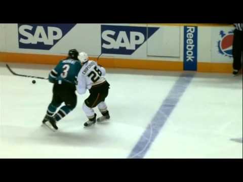 Doug Murray hit on Kyle Chipchura.mpg