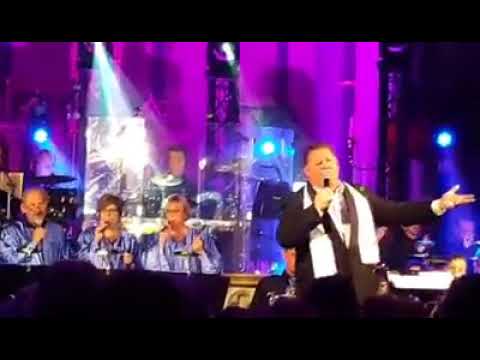 Mark Elbers zingt the Wonder of You in de Clemens kerk in Nuenen