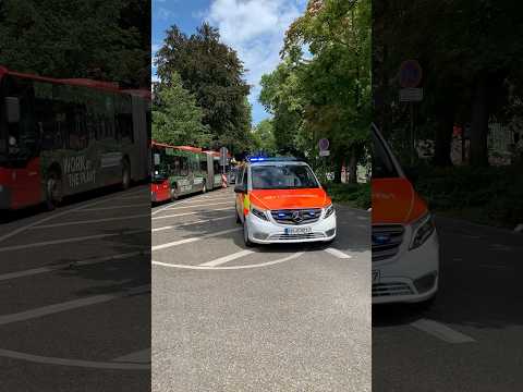 NEF mit Presse 29.7.23/ Vor Polizei Rettungsgasse verlassen! Notarzt muss auf Gegenfahrbahn  fahren