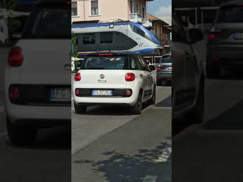 2 passaggi a livello di via G. Marconi, Novara. Il minuetto va in stazione e il regionale a Torino