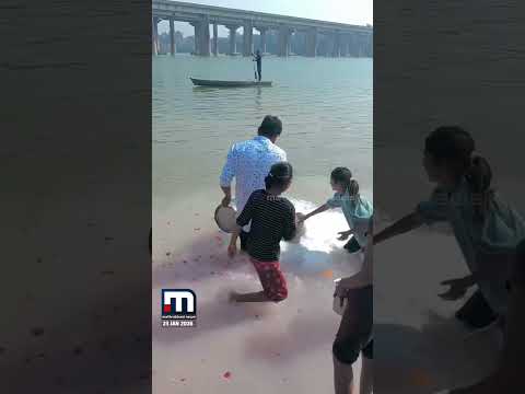 ഗംഗാനദിയില്‍ പാല്‍ ഒഴുക്കി യുവാവ്; പാത്രവുമായി ശേഖരിക്കാന്‍ നിന്ന പെണ്‍കുട്ടികളെ തടഞ്ഞു, വീഡിയോ വൈറൽ