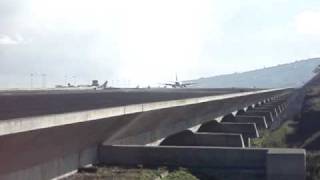 preview picture of video 'Aterragem na Madeira Funchal do voo Luxair - Boeing 737 Approach to runway 23 Madeira airport'