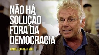 Não há solução fora da democracia