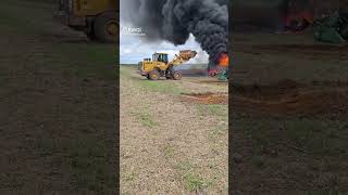 jogou terra para tentar apagar o fogo mas não foi o suficiente #caminhão #automobile