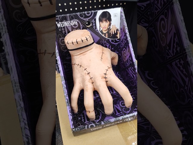 Vídeo relacionado con Rubies Accesorio Mano Familia Addams, Miércoles Addams, The Thing, La Cosa, complemento para Disfraz, Oficial Wednesday para Halloween, Carnaval, Fiestas y Cosplay