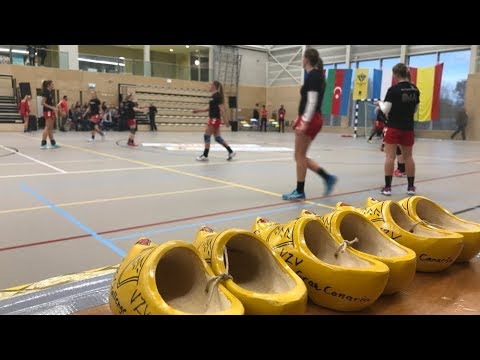 Supporters enthousiast bij VZV - Rocasa Gran Canaria, een sfeerimpressie