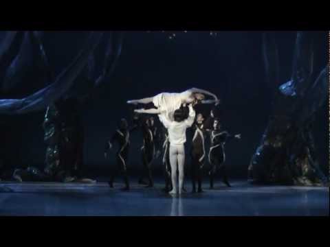 Танцуют Александра Воробьева и Станислав Скрынник.