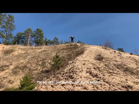 Ērika Eglija šorīt sveicina ar dziesmu no kalna galotnes