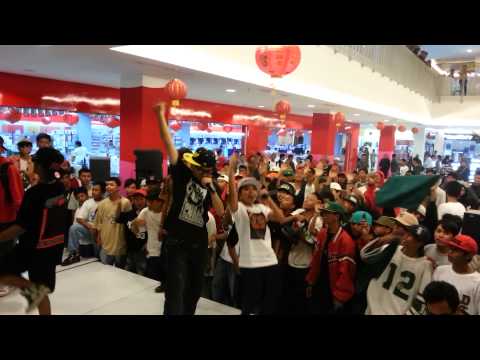 Lady Gan - Headbanging LIVE at Cibinong Square (SERU!!)