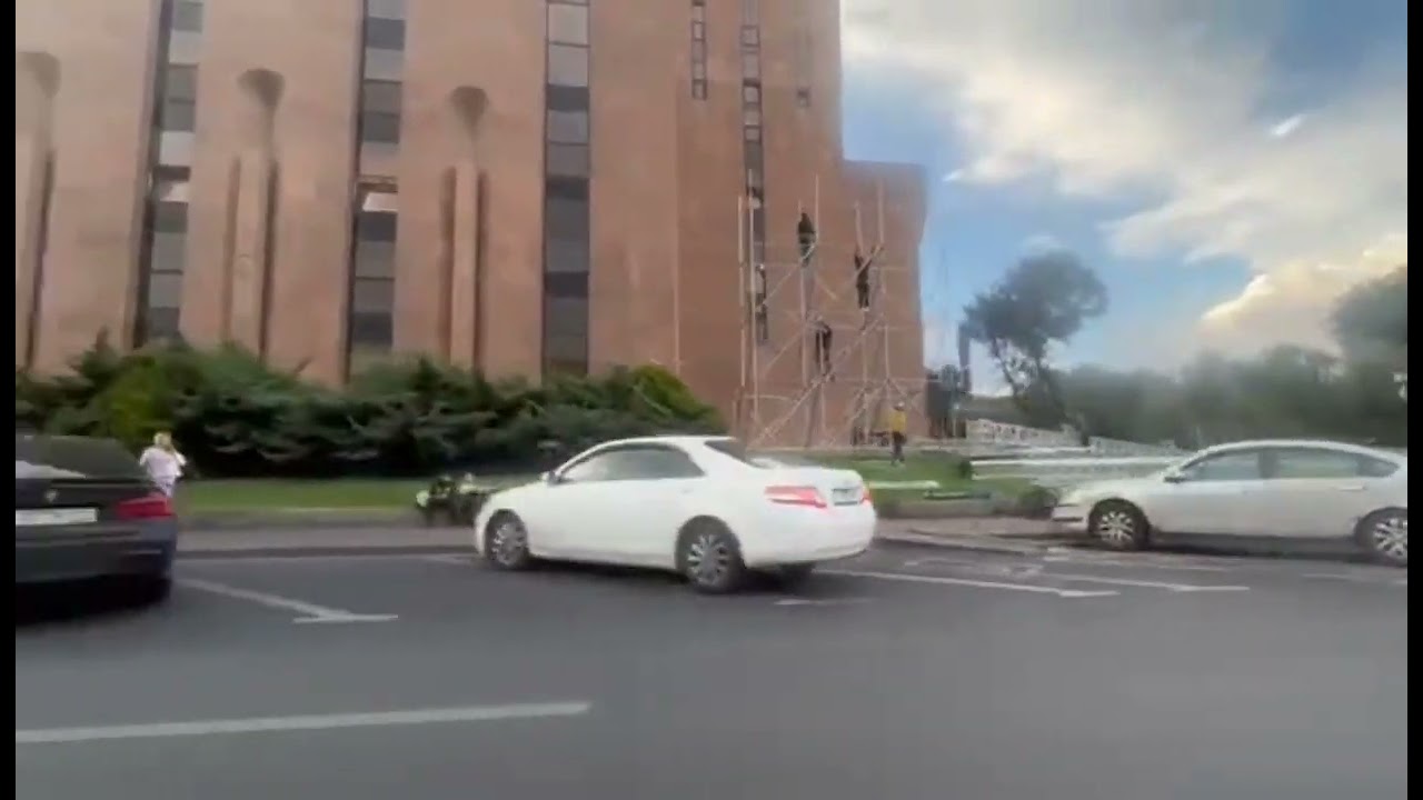 Քաղաքապետարանի դիմաց բեմահարթակ են հավաքում