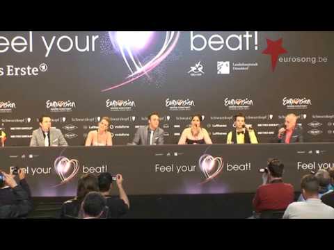 Witloof Bay zingt Abba's Waterloo tijdens hun tweede persconferentie