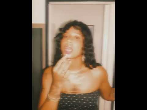 Me puse lip gloss Dior pa' besarte. Tengo las uña' larga, papi, quiero aruñarte (miau)