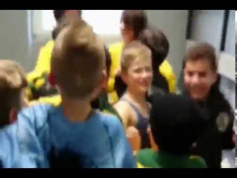 Die E2-Junioren des FCK feiern den 3-1 Auswärtssieg in Schonnebeck am 21.03.2015