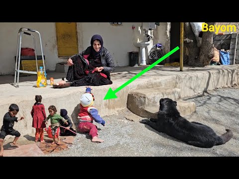 Afsaneh and her children are working to improve their living conditions.👩‍🍼👨‍👩‍👧‍👧