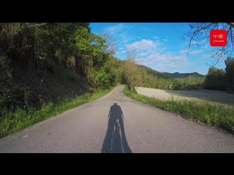 Il grande Gino Cervi torna a parlare del Giro d'Italia, che non è solo una competizione sportiva ma