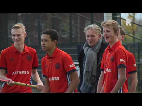 Jongens A1 van OMHC gaan halfnaakt op de foto