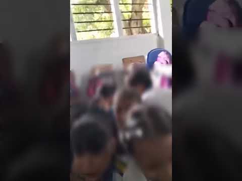 #Bolívar 🙏| En video: niños de un colegio en Norosí oran mientras se escuchan disparos y explo