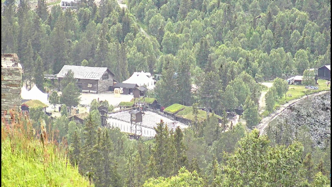 Live webcam view of Gålå General Store Bird Feeder
