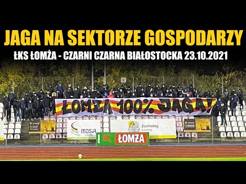 Jagiellonia na sektorze gospodarzy podczas meczu ŁKS Łomża - Czarni Czarna Białostocka 23.10.2021