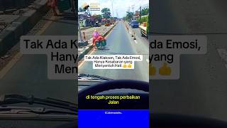 Download lagu Di Tengah Perbaikan Jalan, Aksi Sopir Truk ini Banyak Mendapatkan Pujian #shorts mp3