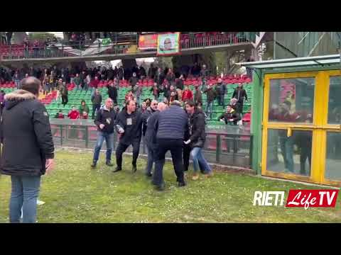 Stefano Bandecchi vuole affrontare i tifosi: portato via a forza. Patron della Ternana contestato