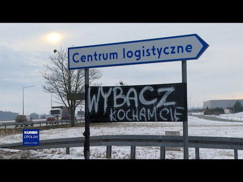 Miłość na znakach drogowych. Przeprosiny wybranki serca przy drodze między Skorogoszczą, a Opolem