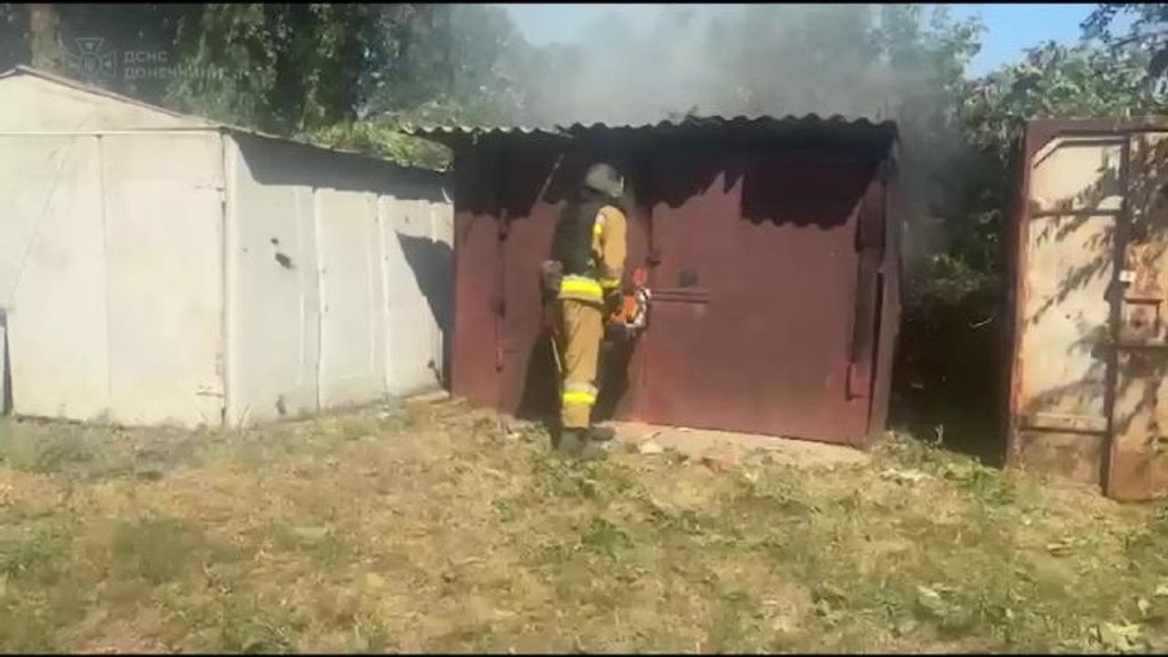 Nuovi raid russi su Donetsk, 4 feriti a Sloviansk, le immagini dei soccorsi