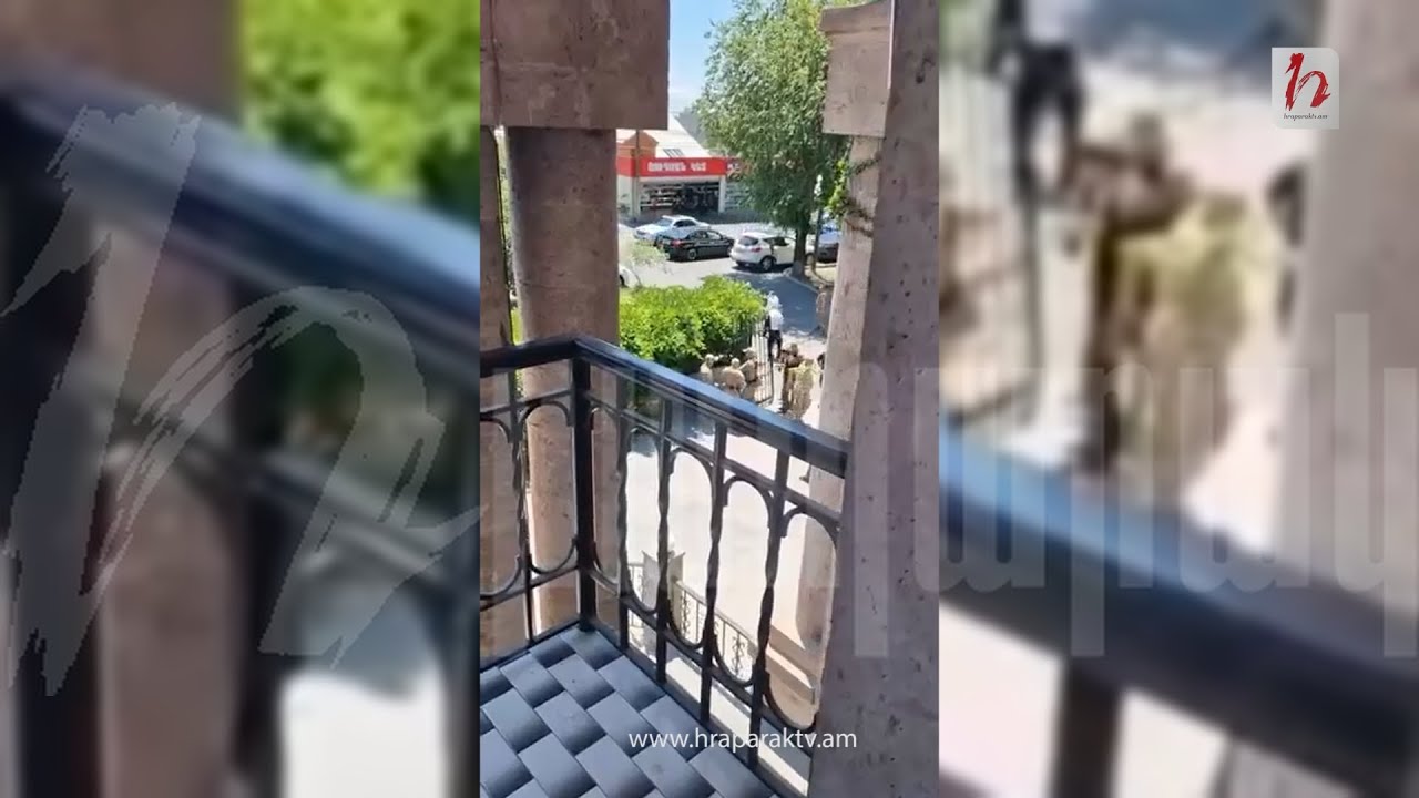 Դիմակավորված անձինք կոտրում են Արցախի ներկայացուցչության դռները