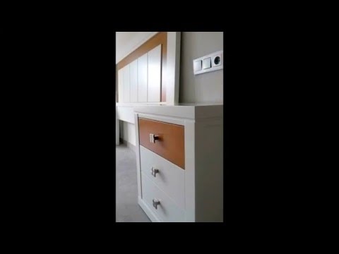 Dormitorio moderno con cama con bancada de madera