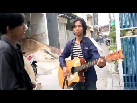 Dadali (di saat aku pergi) pengamen bersuara emas di depan Mess Polimarim AMI Makassar di jakut