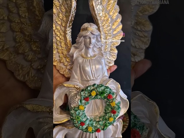 Vídeo relacionado con Figura de ángel, Estatuilla de querubín sentado en resina, Colección de ángel guardián, Decoración para interior y jardín, 6x5.5 cm, Material resistente, Regalo conmemorativo para bodas y Navidad