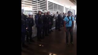 preview picture of video 'Moradores de Ceilândia protestam contra falta de transportes público.'