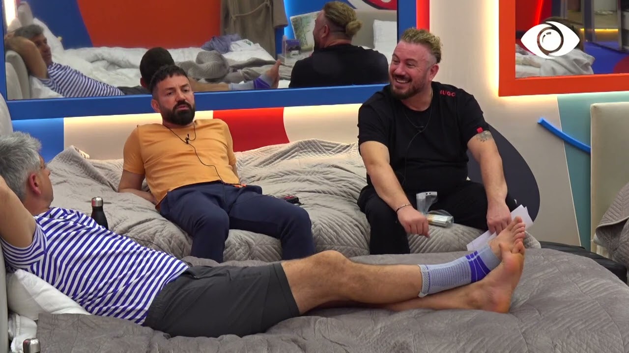 Grupi i të rinjve diskutojnë rreth shfaqjes së 8 Marsit