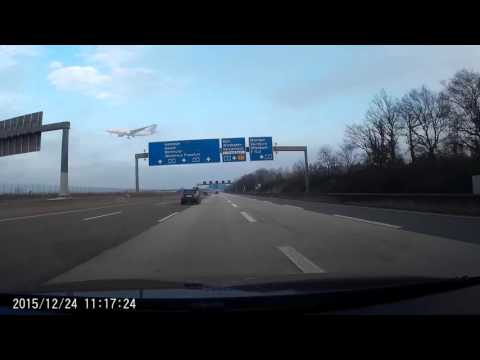 Flugzeug über die Autobahn