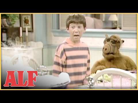 Oh No...Willie Cooks for ALF 🍝 | S3 Ep9 Clip