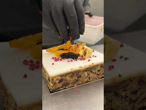 Isprobavam kolač koji se pravi godinu dana - Rich Christmas Cake u lokalu Mandarina !