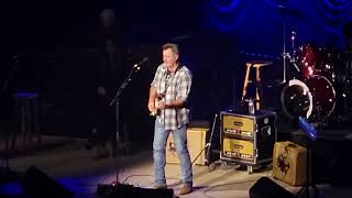 Download lagu 'Go Rest High on that Mountain 3rd verse included' Vince Gill Augusta, Ga Bell Auditorium mp3
