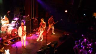 Me First and the Gimme Gimmes - Nobody Does It Better (Barcelona, Apolo, 21/02/2014)