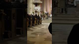Father Ray Kelly sings Hallelujah in Munich