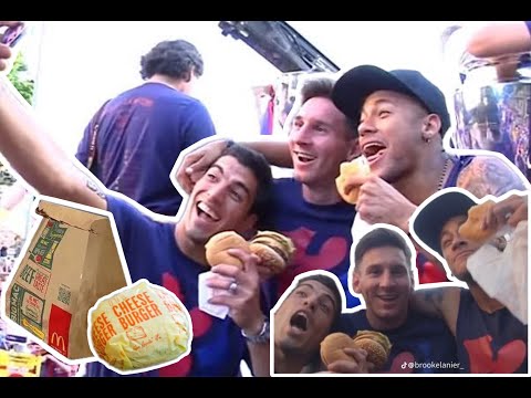 Neymar Jr asking fans to throw him a burger during Barcelona parade @NeymarJrReal @FCBarcelona
