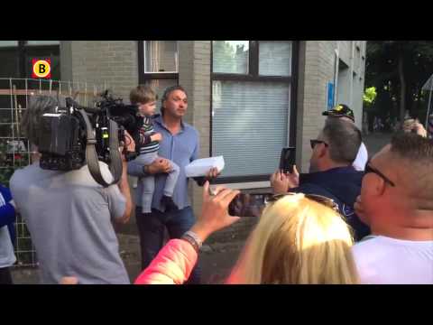 Supporters gaan bij NAC-trainer Robert Maaskant, want hij moet blijven, vinden ze.