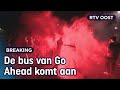 ‘Ongelooflijk’ volksfeest: De spelersbus komt aan in Deventer | RTV Oost
