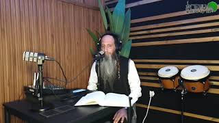 מדברים מרבי נחמן מברסלב   מחוץ לישוב   מעשה מבעל תפילה (הרב מאור קריו) - התמונה מוצגת ישירות מתוך אתר האינטרנט יוטיוב. זכויות היוצרים בתמונה שייכות ליוצרה. קישור קרדיט למקור התוכן נמצא בתוך דף הסרטון