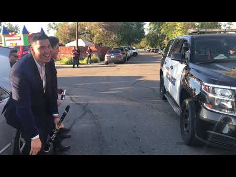 Policía Americano 🇺🇸 soprende a los músicos Mexicanos 😲.