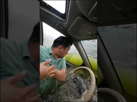 Omg. Kỹ năng thoát hiểm trên ô tô khi ngập nước 😱🥶🚕💦👀🫪🚘☔️🙀😨🌪️👍🏻